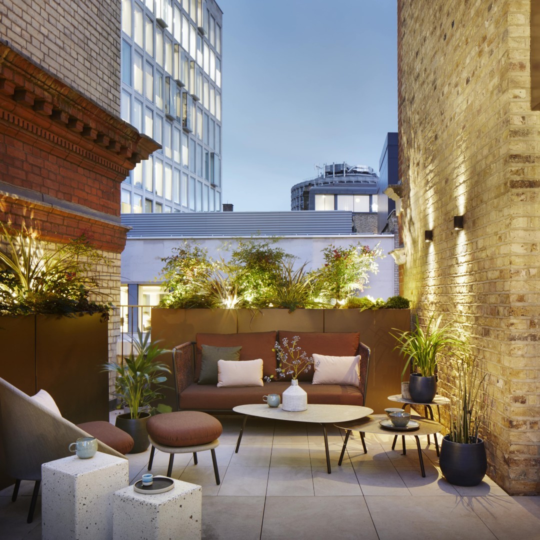 With another sunny weekend ahead of us, we wish we could be enjoying a glass of wine on this gorgeous terrace at Chapter House this evening!
17 units available at this boutique development in the heart of Covent Garden.
Click the link in the bio for more info.
#property #realestate #coventgarden #londonproperty #chapterhouse #boutique